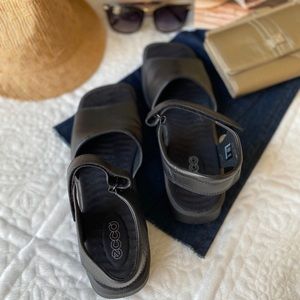 NEW / Ecco / Black Leather Strap Sandals